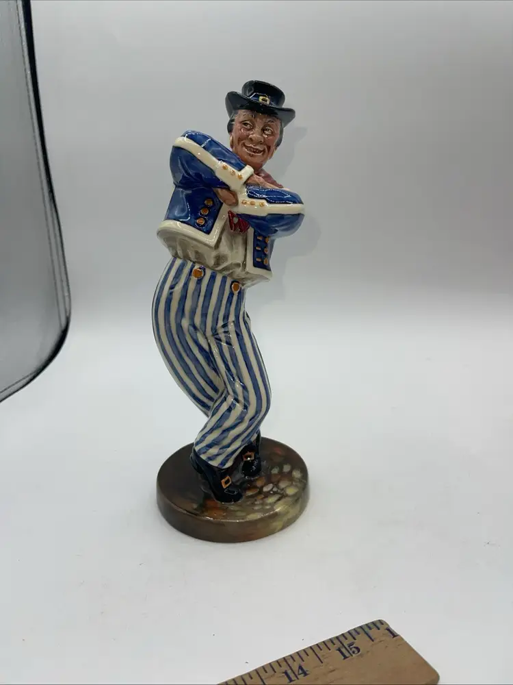 Vintage ROYAL DOULTON HN2161 The Hornpipe Figurine - England 9.5”