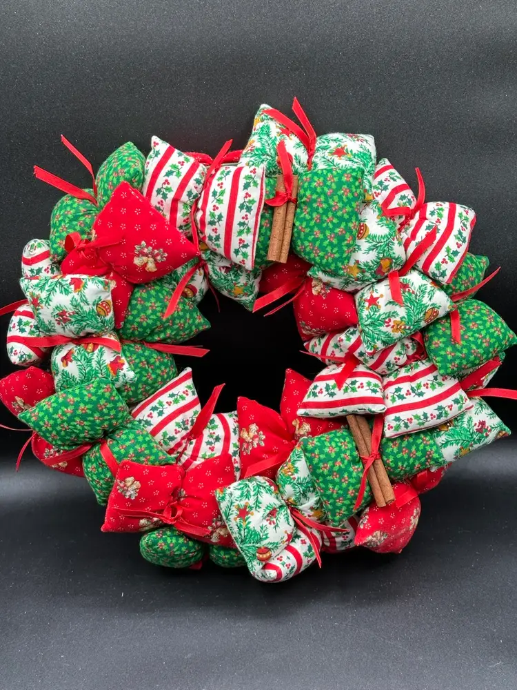 VTG Fabric WREATH Stuffed Handmade Quilt Christmas