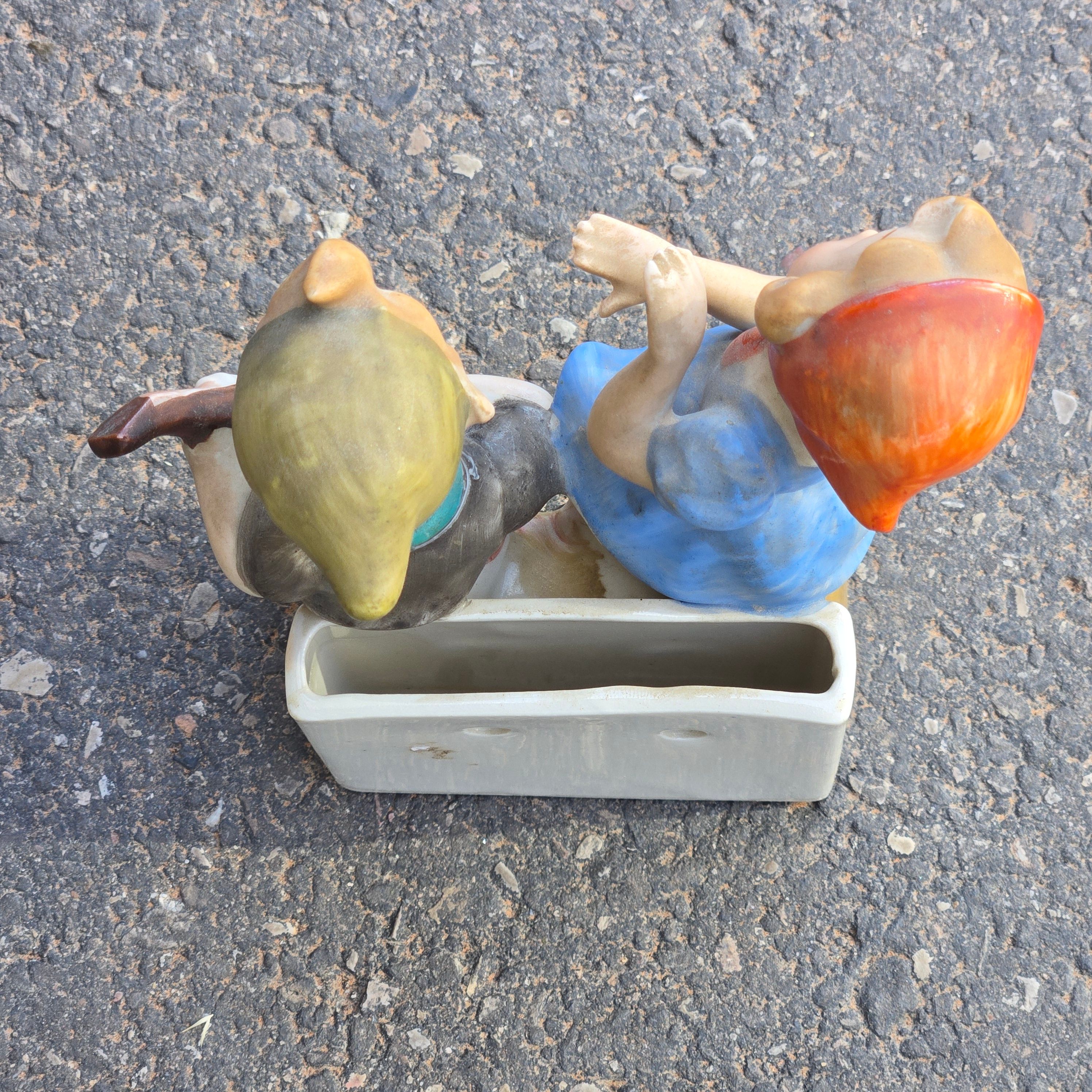 Niknax · Wall Pocket Ceramic Figurine Serenade and Dancer Lipper