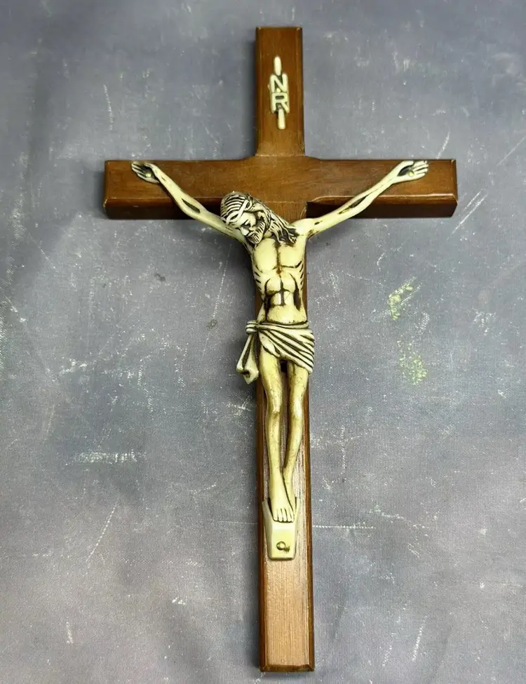 Vintage INRI Resin Jesus Christ Wood Crucifix Wooden Cross Wall Hanging