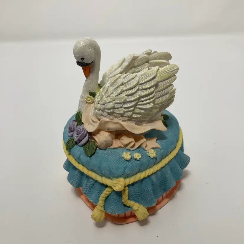 Swan Trinket Box! By Heritage House! 4” Tall! READ! Needs New Button Cell Battery And A Tiny Chip On Wing As Seen In Last Pic!