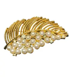 Signed Lisner Vintage 1960s Pearl Cluster Gold Tone Leaf Brooch.