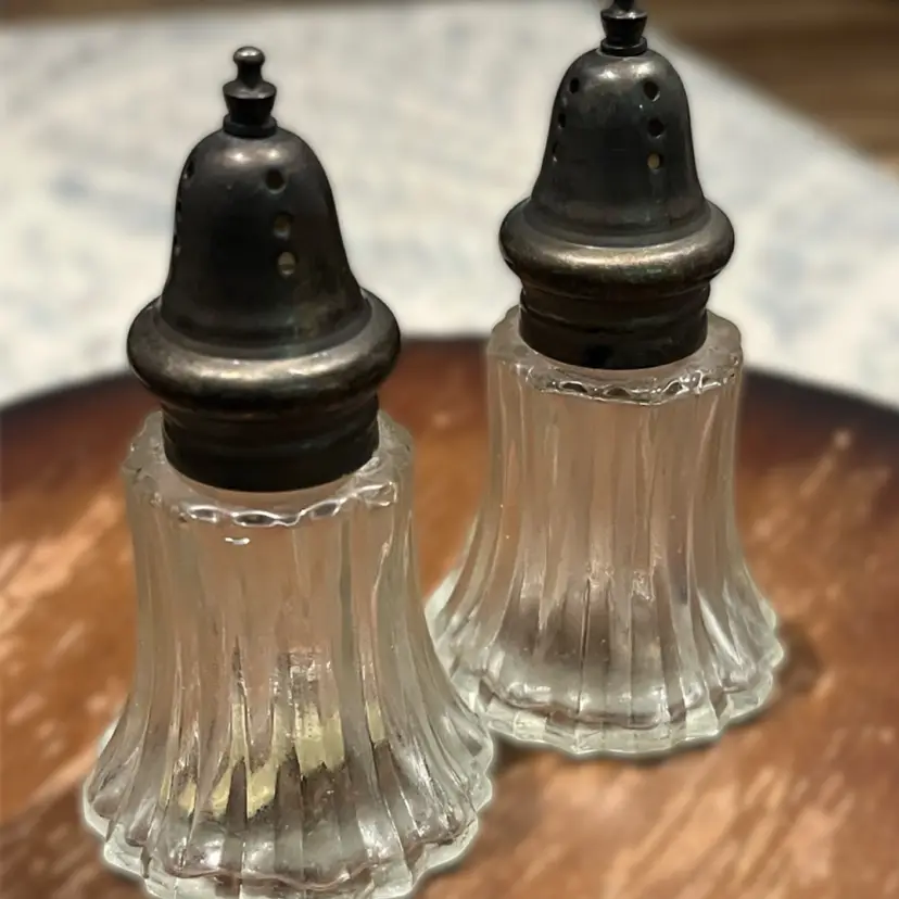Vtg. International Silver co. Salt & Pepper- Silver Plated Screw Off Lids