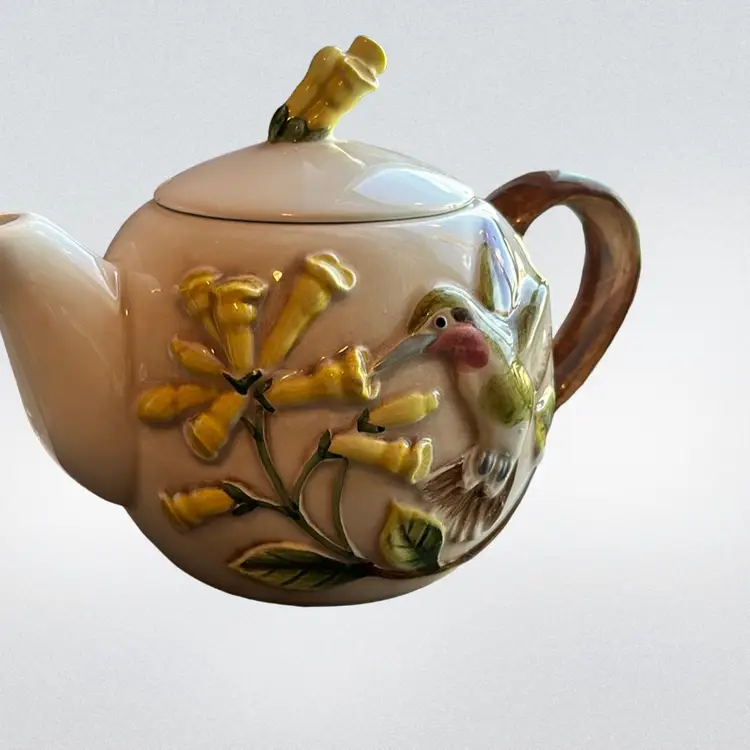 Takahashi Hand Painted Small Lidded 
Teapot Hummingbird 