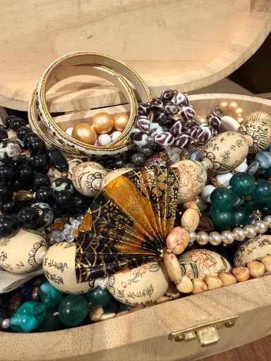 Jewelry And Trinkets Pop Up! Let’s Dig And Hang Out!