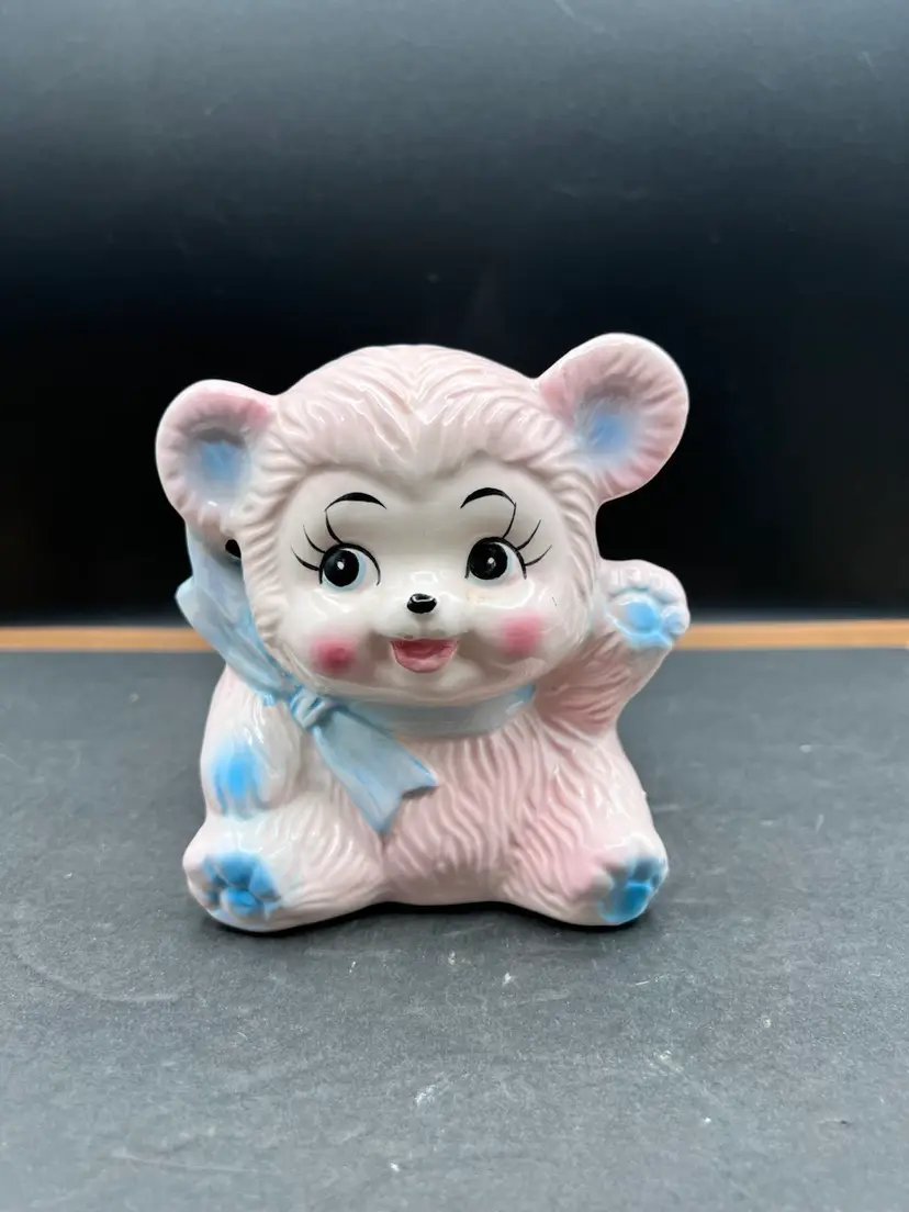 #1006B Vintage Ceramic Teddy Bear Nursery/Baby Planter/Vase
Giftwares Co, Nancy Pew Made In Taiwan
T7952