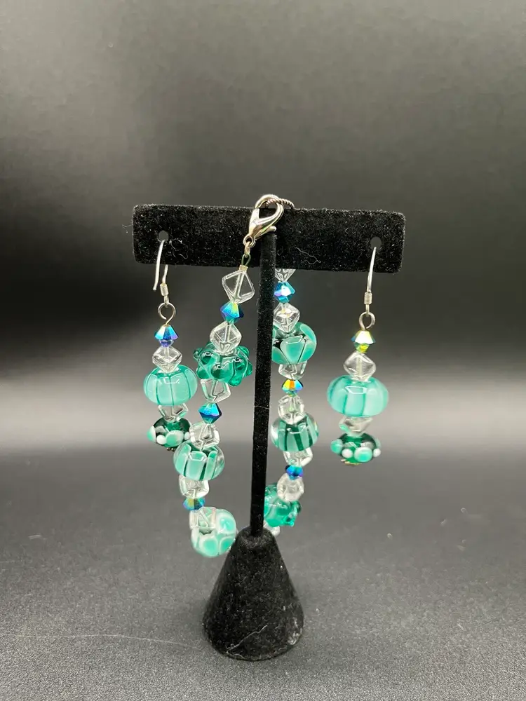 #29 Stunning Seafoam Green Art Glass Beaded Bracelet & Dangle Silver Tone Metal Earring Set 🌊