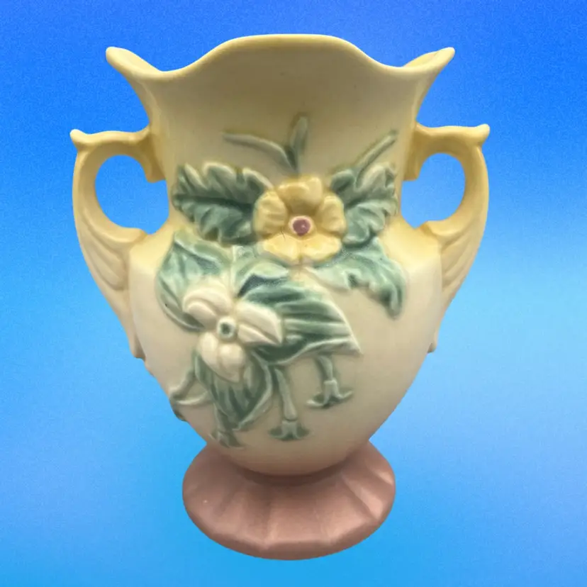 Hull Art Pottery W-4 Wildflower Pattern 6 1/2" Feathered handles