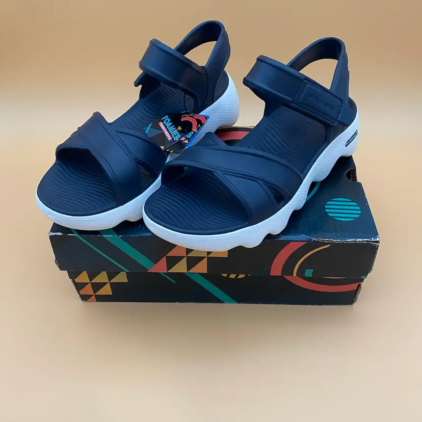 Skechers Foamies Women's Size 10 Navy & White Sandals - New w/ Box - Massage Fit