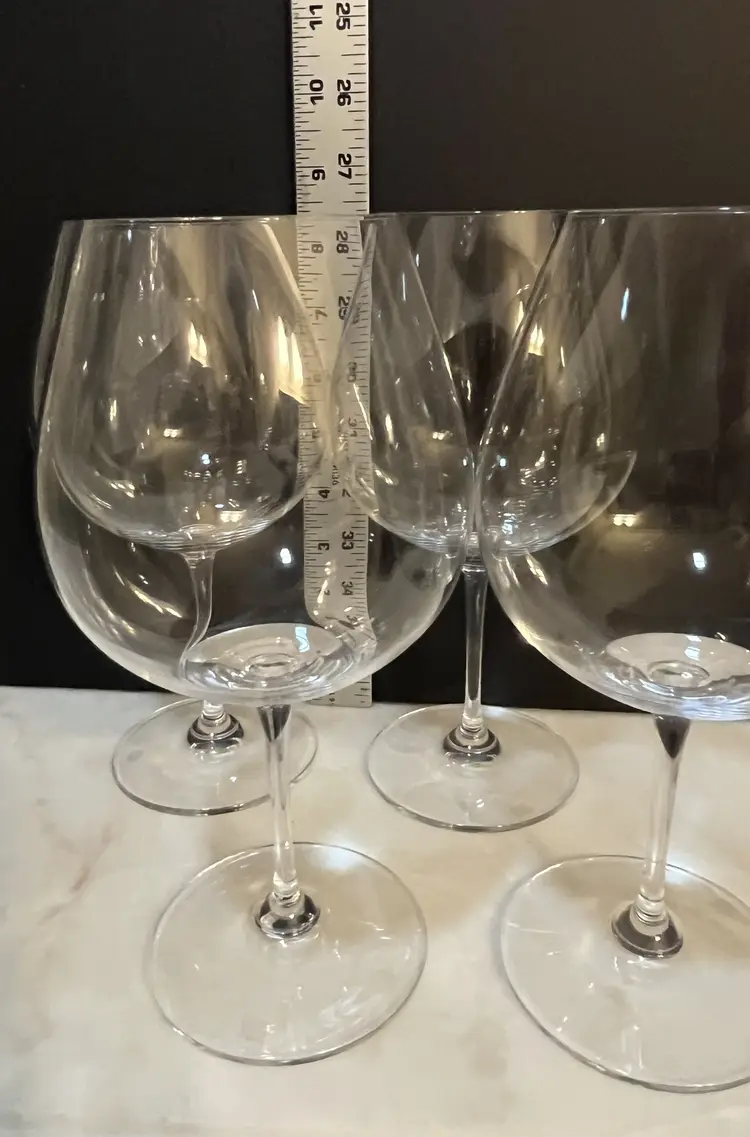 Riedel Vinum Burgundy Wineglass Generous Bowl Shape Etched Logo 8 1/2" tall