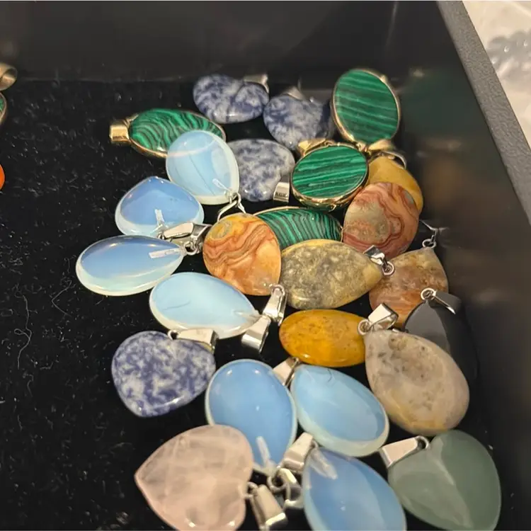 Lot of 25 polished stone necklace pendants