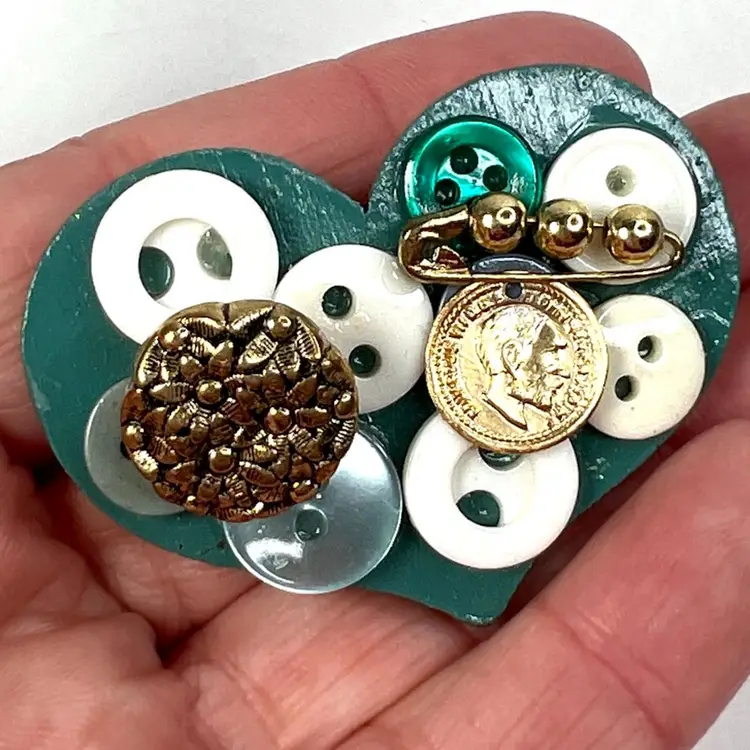 Vintage Handmade Button Green Hand-painted Wooden Heart Brooch Pin. Perfect For 🍀 St. Patrick’s Day ☘️ or ❤️ Mother’s Day ❤️!