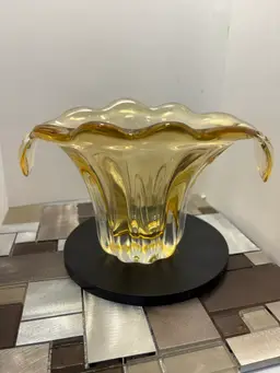 Vintage  Yellow fan tulip style Vase 8.5 x 5.5