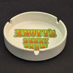 Ashtray Souvenir Knott’s Berry Farm Amusement Park Ceramic Unbranded Vintage 4" Diameter