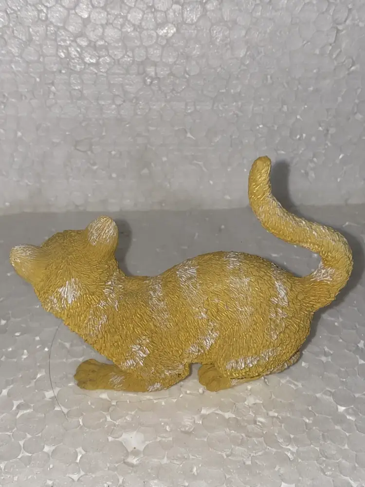 Vintage Resin Cat Figurine As Pictured All Average 3.5-4" In Length