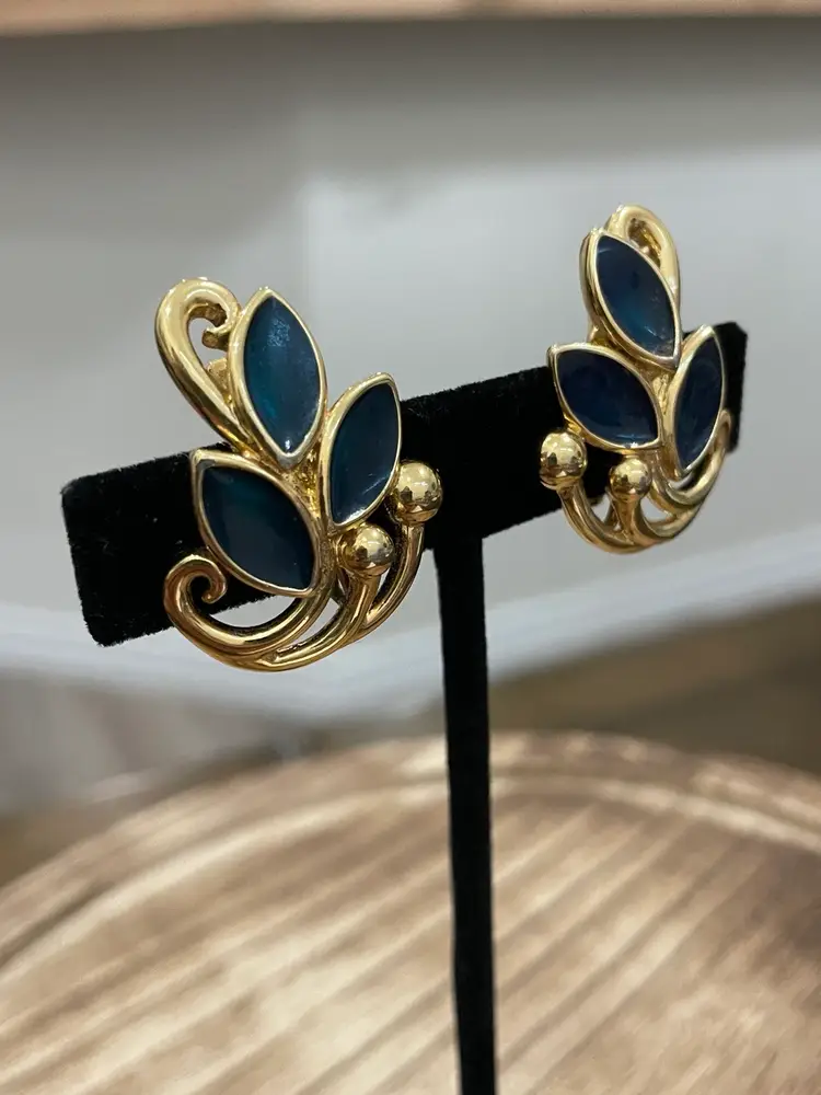 Trifari Gold Tone With Cobalt Blue Enamel Clip On Earrings 
