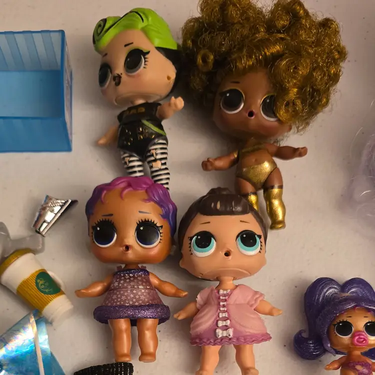 lot of LOL Dolls and accessories