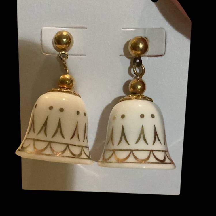 Set Of Two Christmas / Holiday Stretch Bracelets Pierced Earrings. Goldtone Avon Porcelain Bell Drop Dangle Earrings . Silvertone Glas Artwork Christmas Tree 🎄 Dangle Hook Earrings.