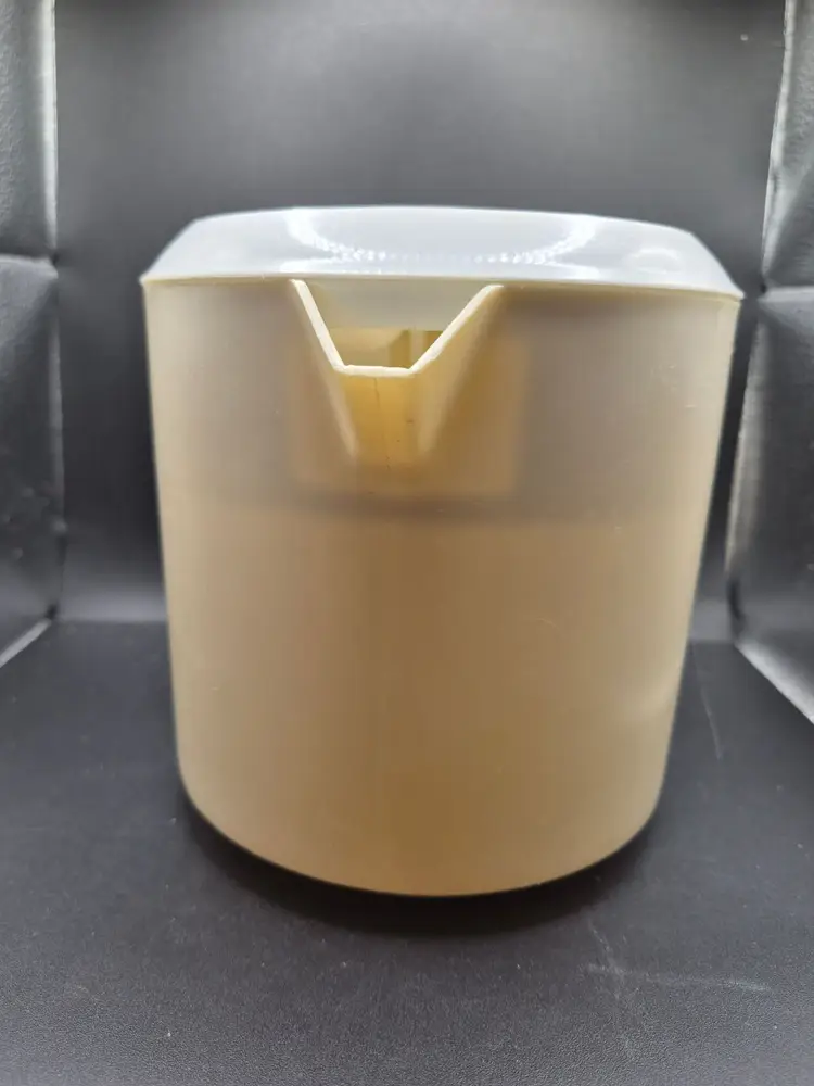Vintage Rubbermaid Harvest Yellow Pitcher With Lid 1.5 Quart Measuring Container