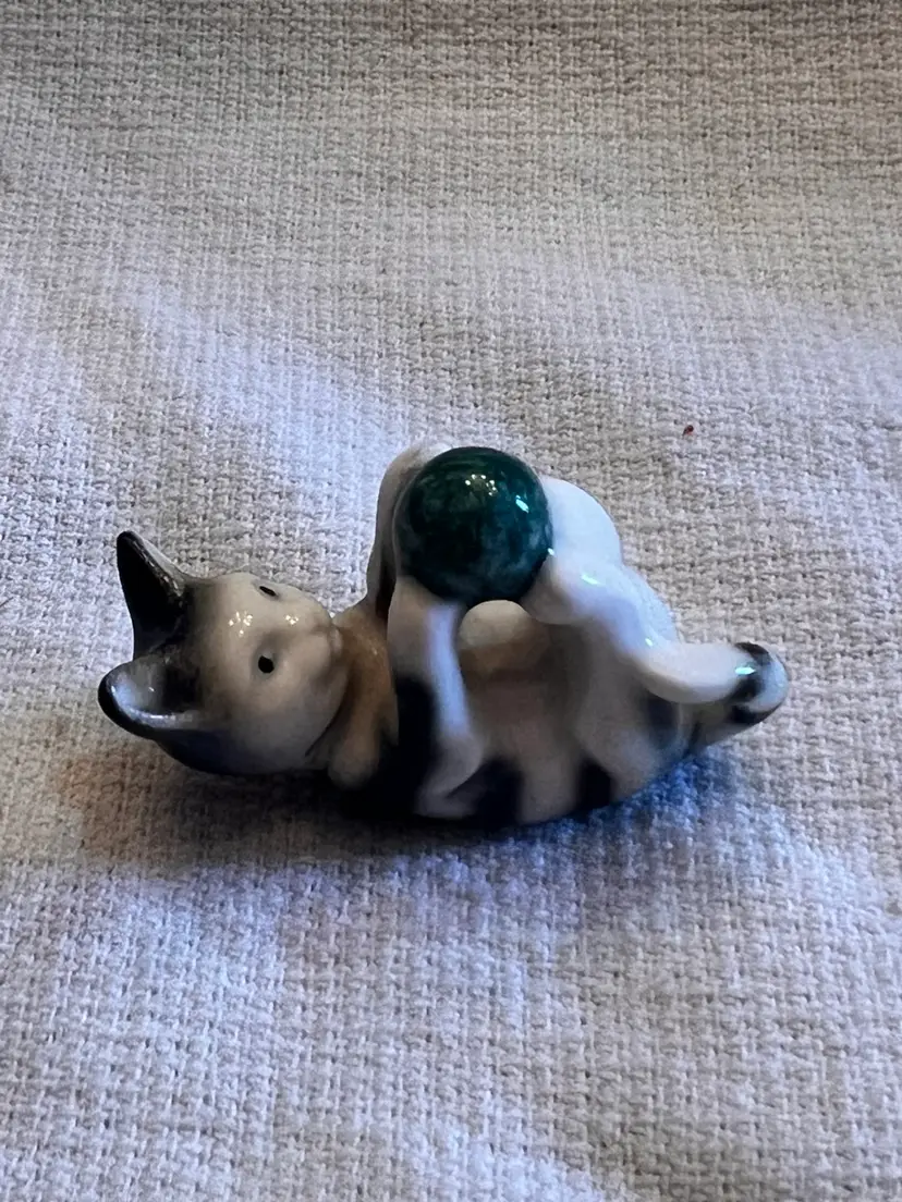 Goebel Miniature Porcelain Kitten Playing With Green Yarn Ball Figurine