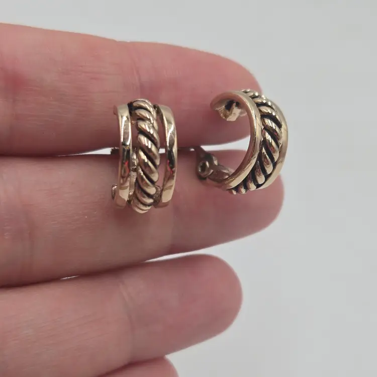 Monet Women’s Clip On Hoop Earrings Gold Tone Metal Rope Twist Chic Quality