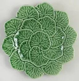 BORDALLO PINHEIRO Portugal GREEN GERANIUM Pattern SALAD/DINNER PLATES - SET OF 2