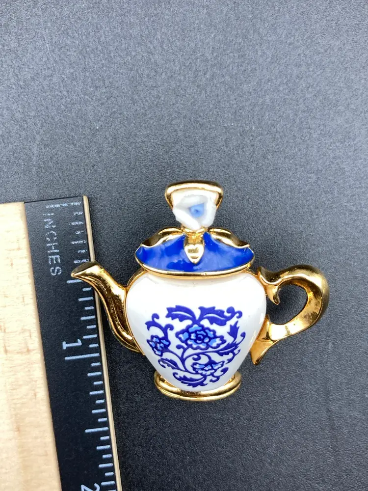 Vintage Blue And White Floral Motif Teapot Pin By Avon (1 1/4” T 1 1/2” W)