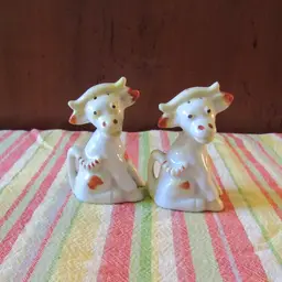 Vtg Sitting Cow Salt & Pepper Shaker Set