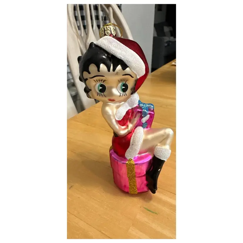 BETTY BOOP Christmas ornament Santa Hat, gift, sitting on hat box