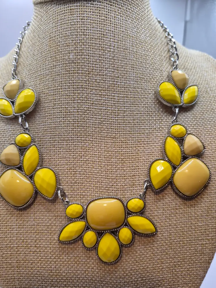 Vtg. Silvertone Yellow Acrylic Statement 16" Necklace