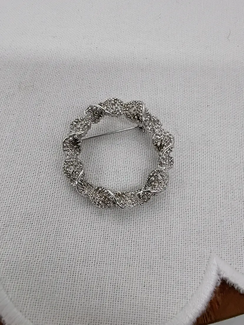 Vintage Silver Tone Emmons Circle Pin Wreath Brooch / Textured Shine Design