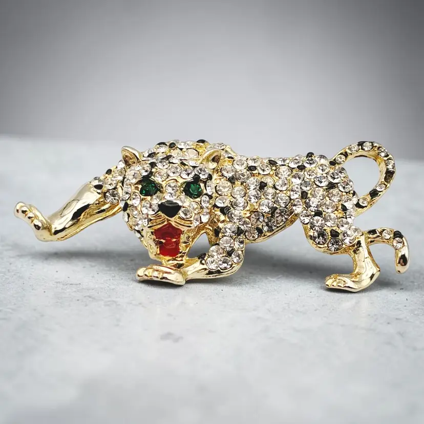Vtg Rhinestone Jaguar Leopard Panther Gold Tone Green Faceted Eyes Pin Brooch