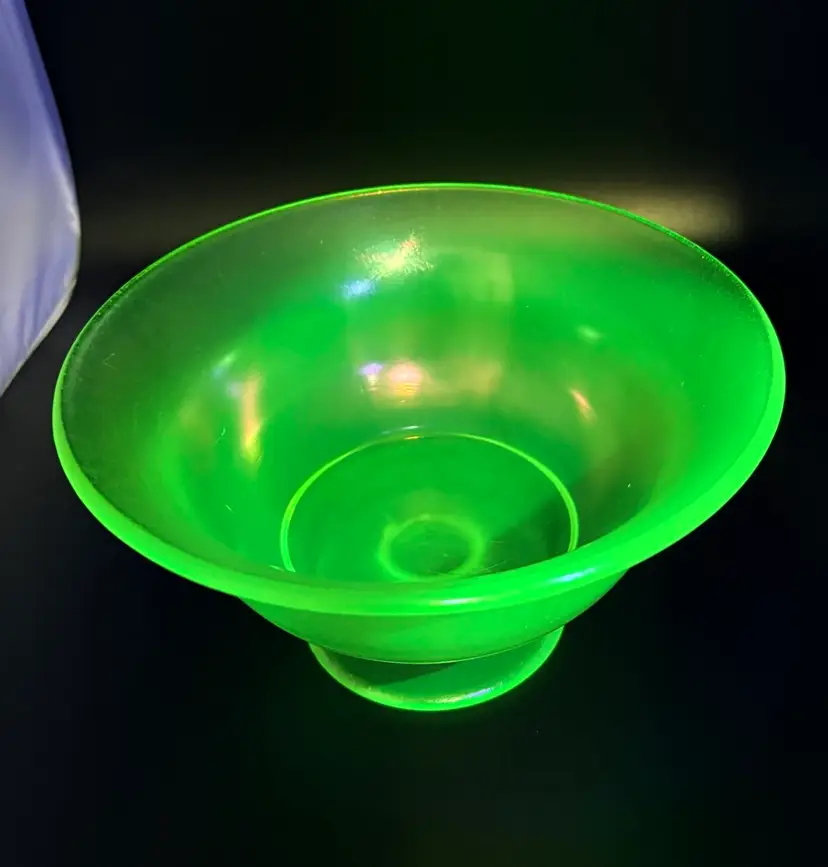 Vintage Uranium/Vaseline Yellow Stretch Glass Bowl Glows In The Dark 4” Tall x 7” Wide