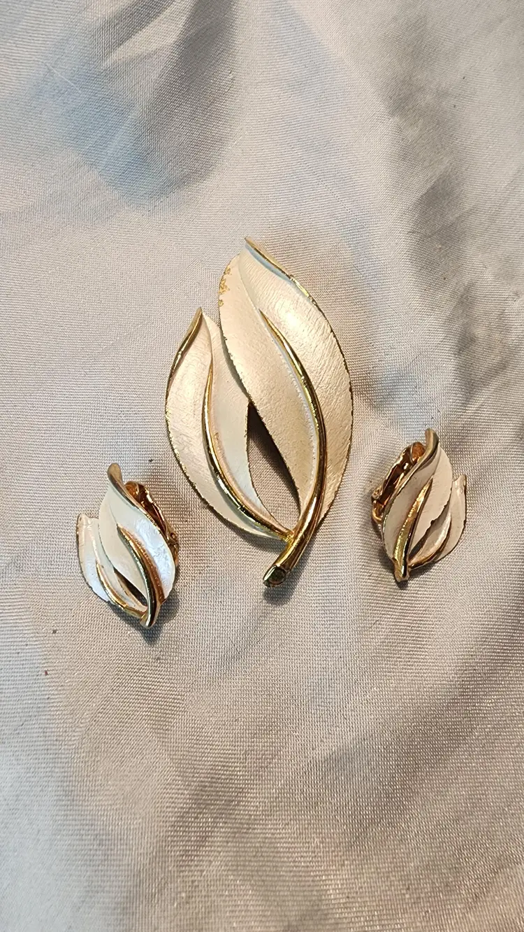 Vintage Sarah Coventry Leaf Brooch & Clip-ons Set "Pearlized Perfection" ~ 1965