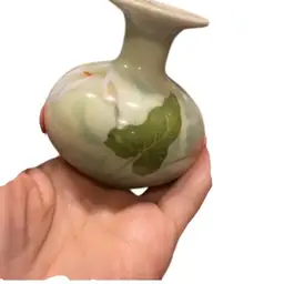 Bud Vase With Lily On It