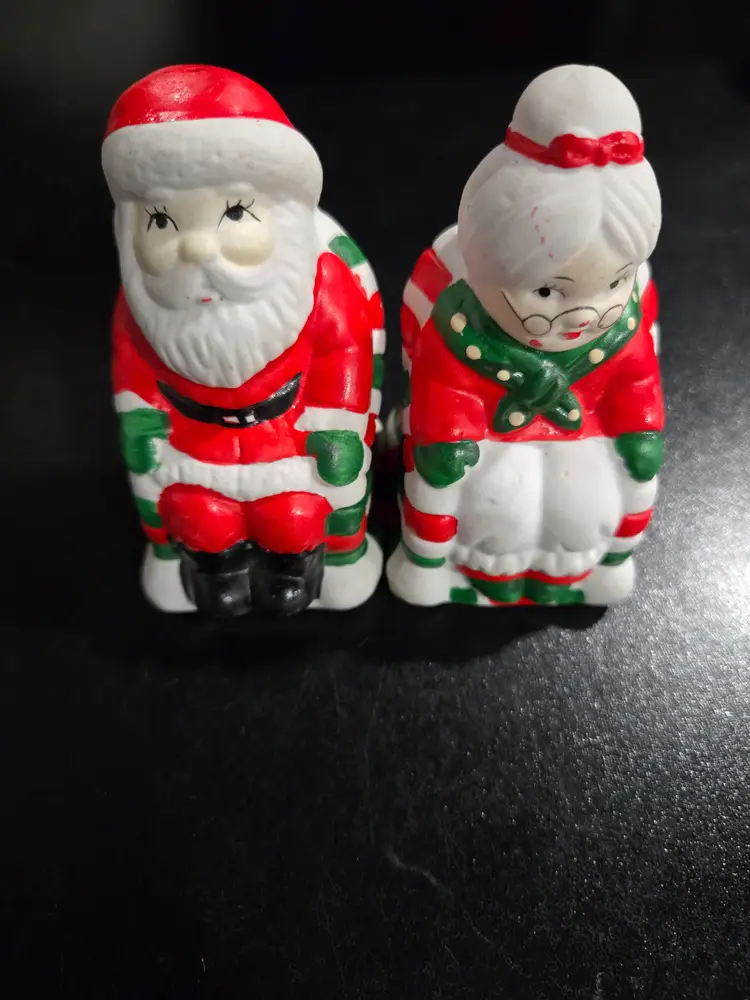 Vintage ceramic Mr & Mrs Claus Salt & Pepper