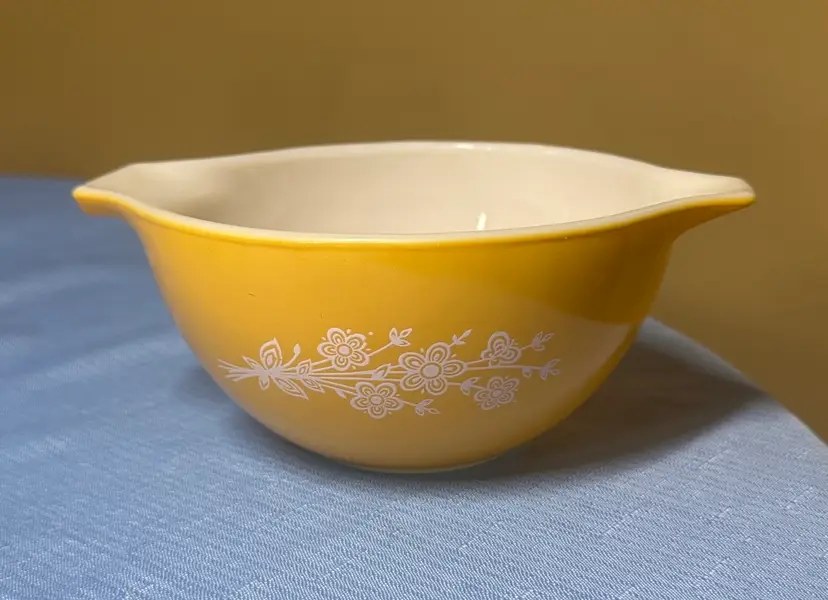 Pyrex butterfly gold 441 Cinderella mixing bowl 1 1/2 pt