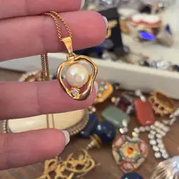 Pearl An Rhinestone Gold Tone Necklace 9”