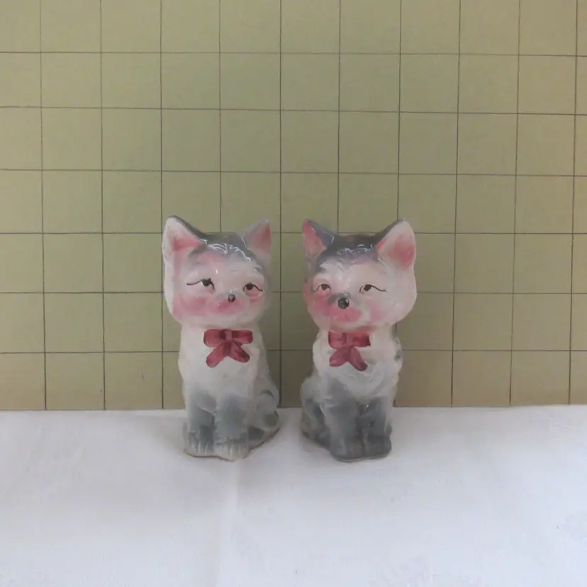 Vtg Sitting Gray Cat Salt & Peepper Shaker Set