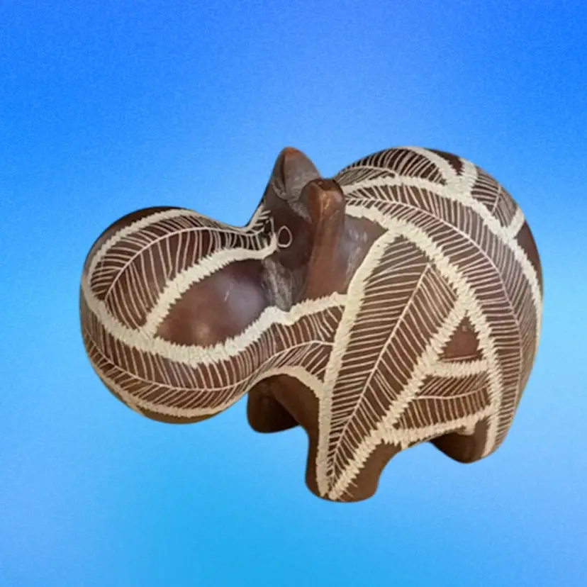 Figurine Hand Carved Kenya Brown Polished Soapstone Hippo With Beige Feathered Design African Folk Art
2-1/4” T x 3-1/2” L x 1-3/4” W