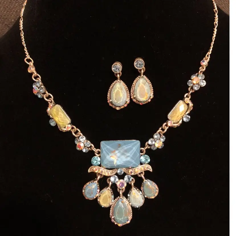 Lovely Elegant Silver-Tone Jeweled Necklace & Earring Set