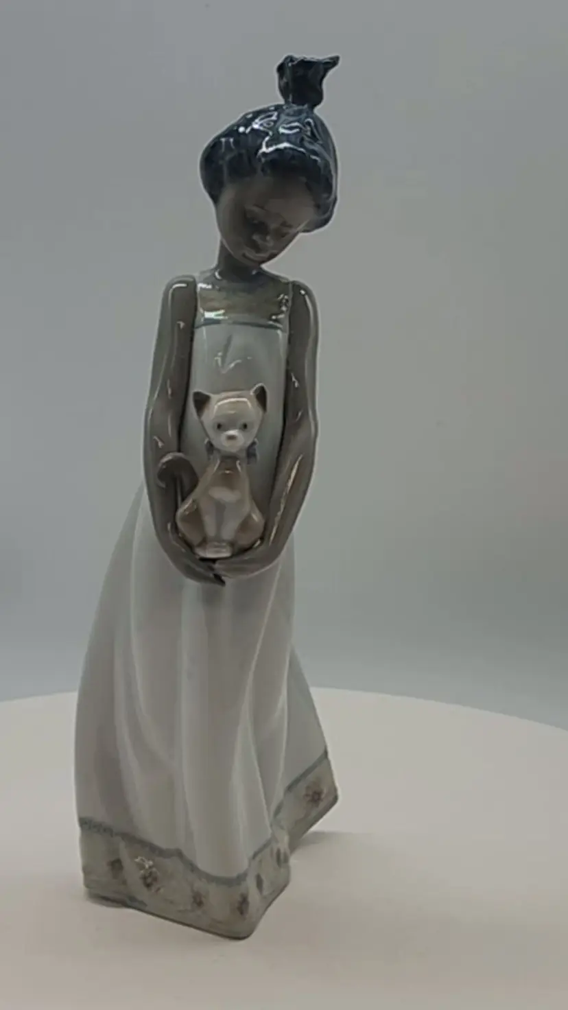 Lladro 'CLOSE TO MY HEART' Porcelain  Black Legacy Collection Figurine 5603