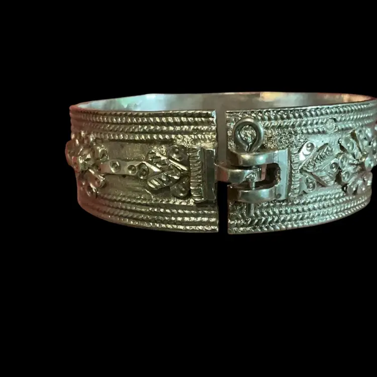 Vintage Beautiful Silver Cuff Bracelet. Pin Closure , Floral Flower Motif Design. No Markings / Maker. Tested Magnetic & Acid