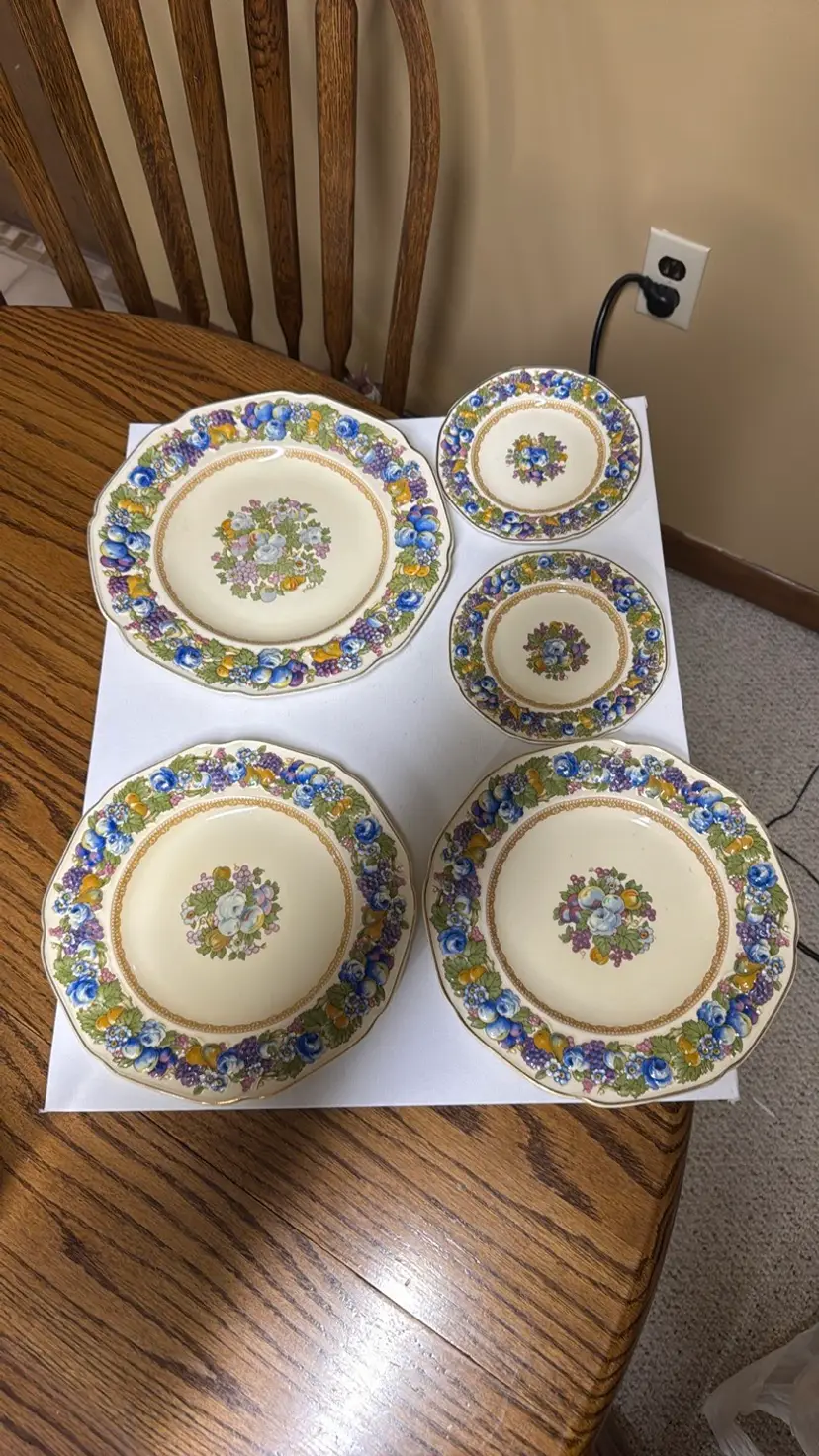 Crown Ducal Florentine 1954 1-10 1/2”, 2-8 7/8”, 2-6” plates England