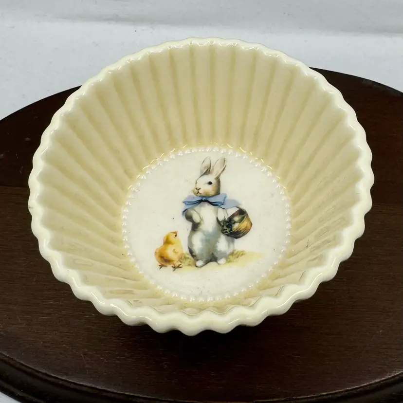 Contemporary Cupcake Dish With Bunny