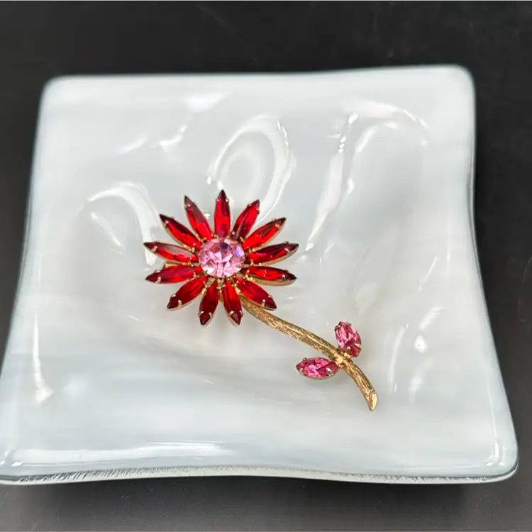 A Set Of Two White Slab Trinket Dish With A Heart/Red And Pink Flower Brooch With Gold Tone Metal Has A C Clasp
