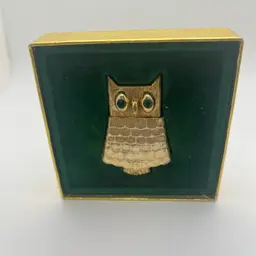 Avon 1969 Gold Tone owl Pin/brooch.