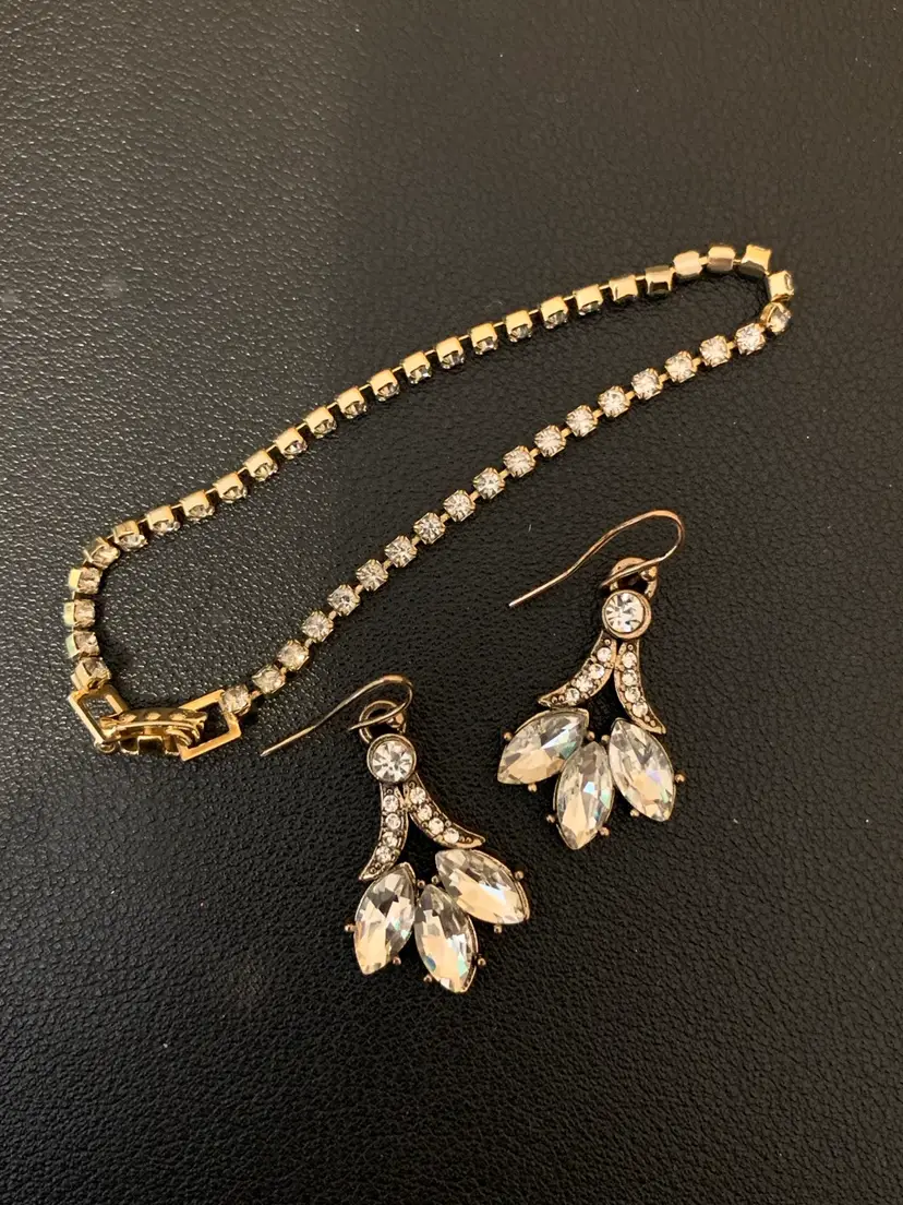 Pretty Vintage Rhinestone Earrings And Bracelet 