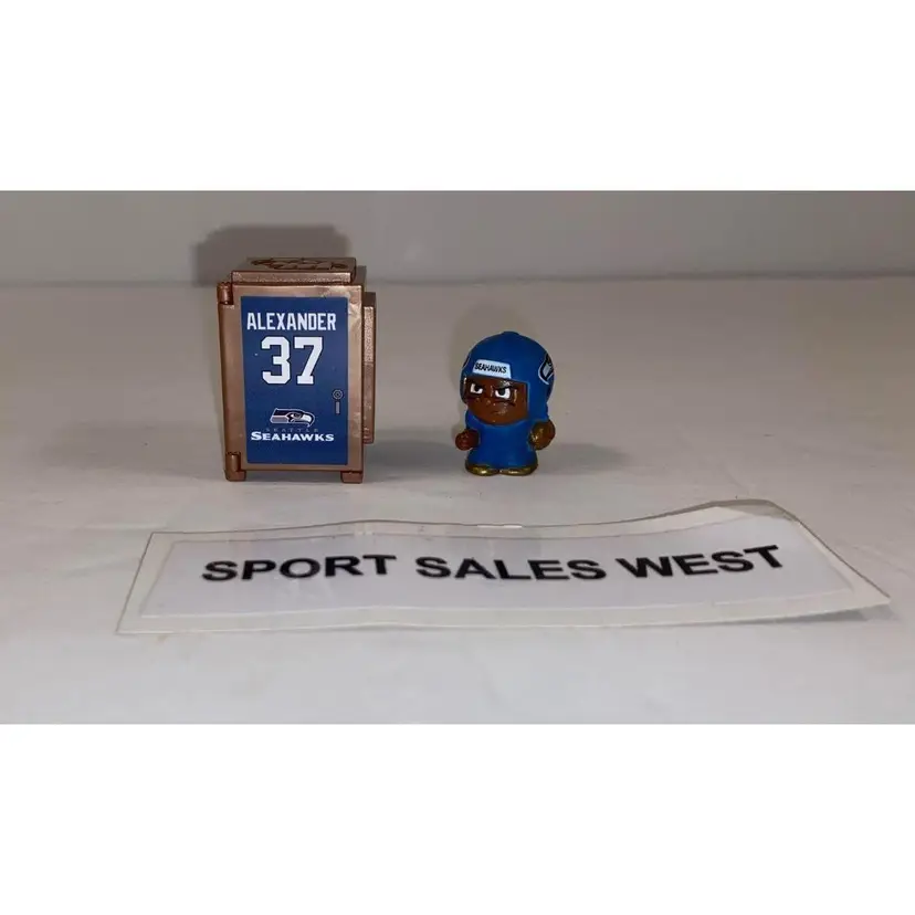 Seattle Seahawks 2024/2025 NFL LEGENDS SERIES 3 TeenyMate with Matching Locker!