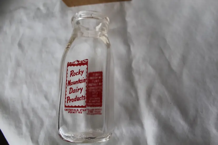 EXCELLENT VTG HALF PINT MILK BOTTLE "ROCKY MOUNTAIN DAIRY PRODUCTS" RED GRAPHICS